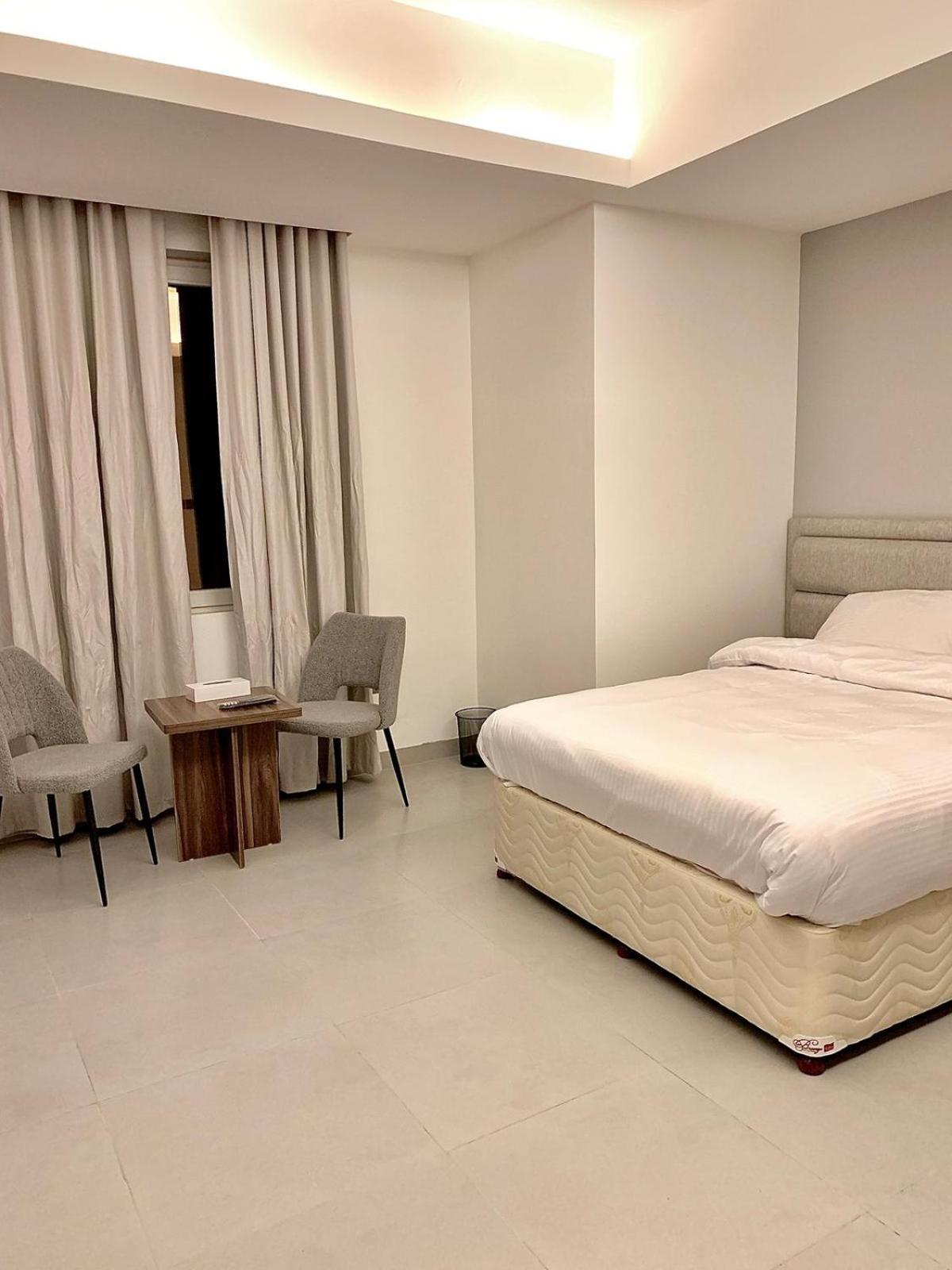 Hotel Iveria 2*